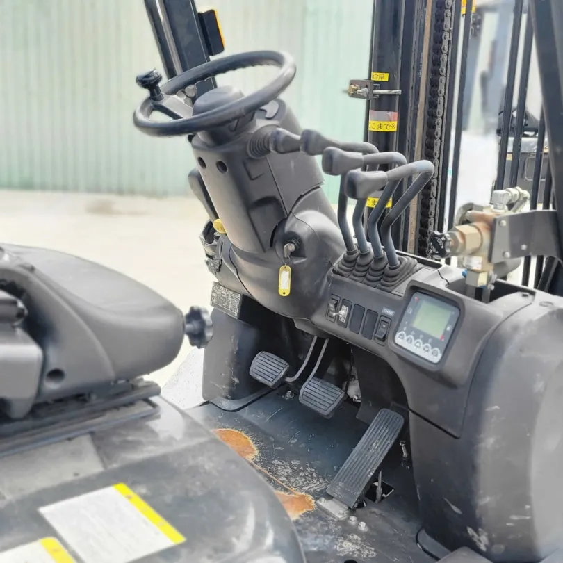 Xe nâng kẹp giấy tròn Unicarriers