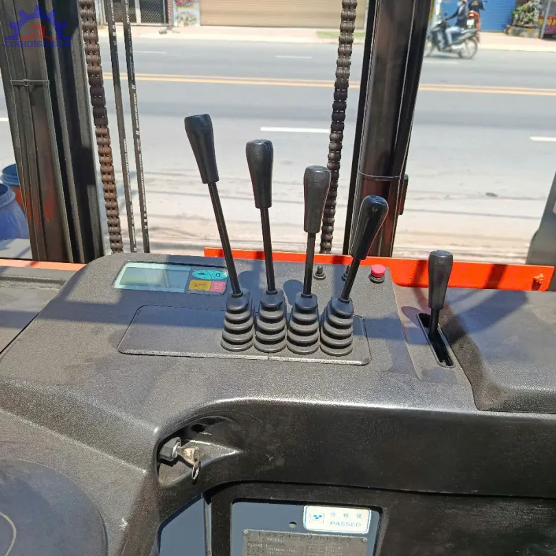 Xe nâng điện đứng lái Toyota 2 tấn